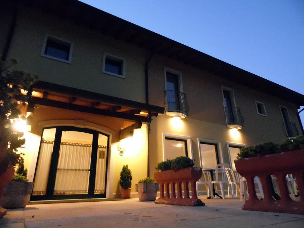 Hotel Agli Ulivi ヴァレッジョ・スル・ミンチョ エクステリア 写真