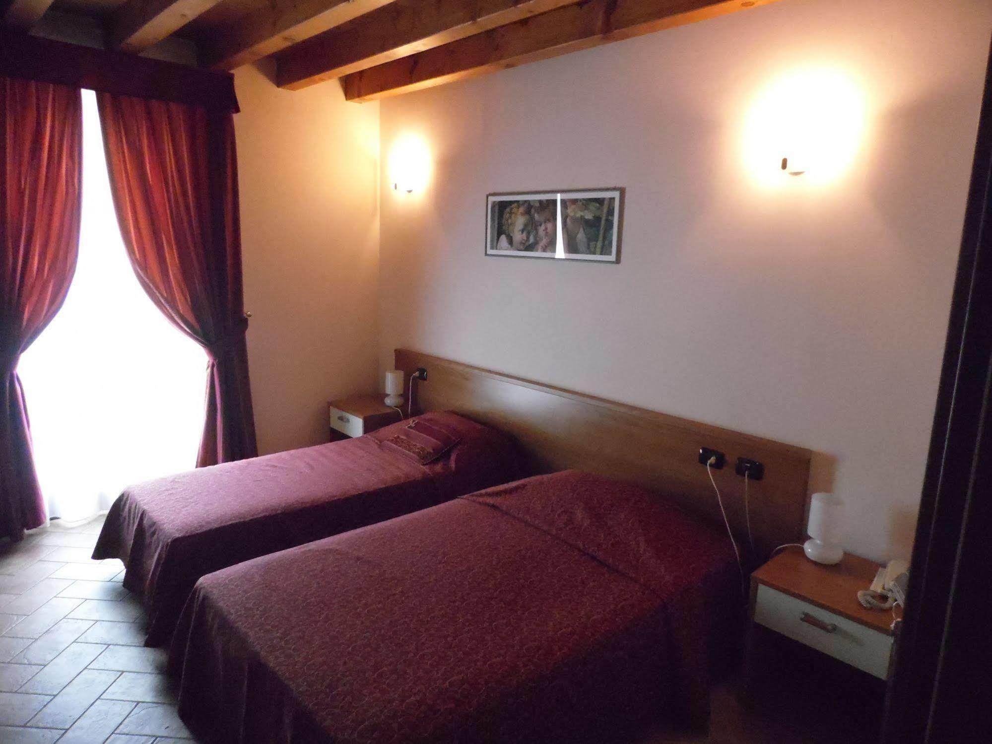Hotel Agli Ulivi ヴァレッジョ・スル・ミンチョ エクステリア 写真
